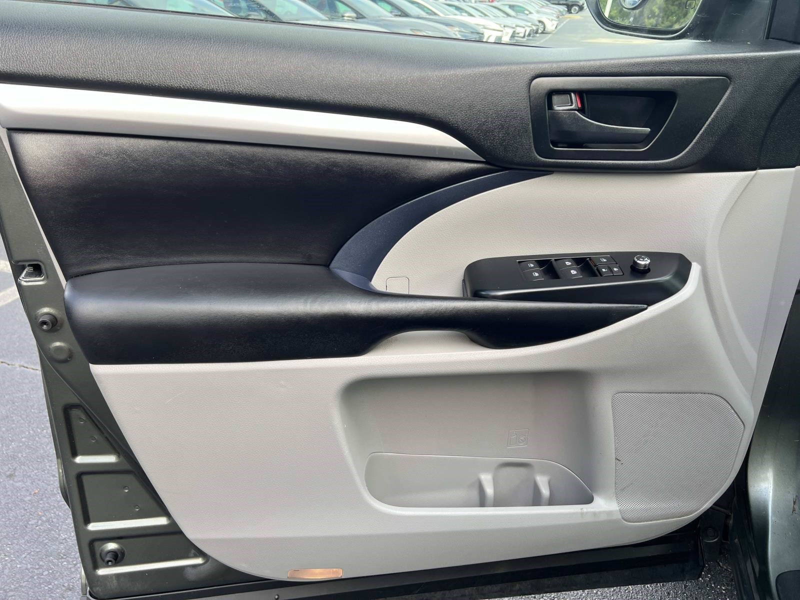 Used 2019 Toyota Highlander Plus FWD image 16