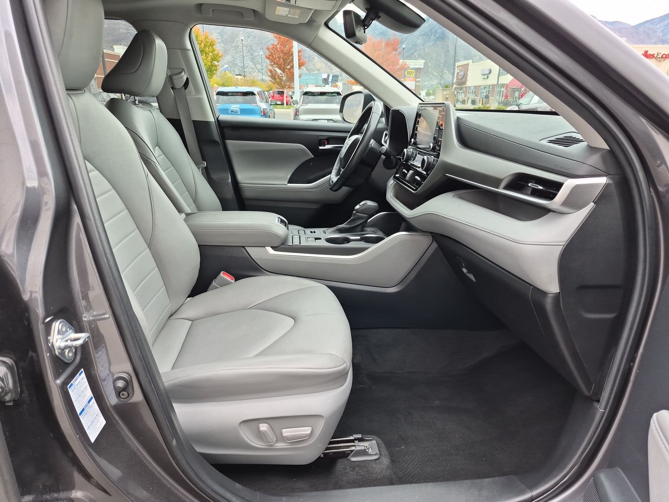 Used 2022 Toyota Highlander XLE AWD/4WD image 34