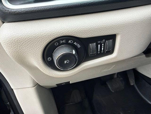 Used 2017 Chrysler Pacifica Touring-L w/ Tire & Wheel Group FWD image 20