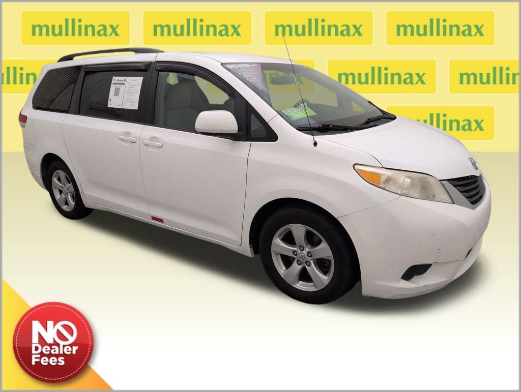 Used 2013 Toyota Sienna LE image 1