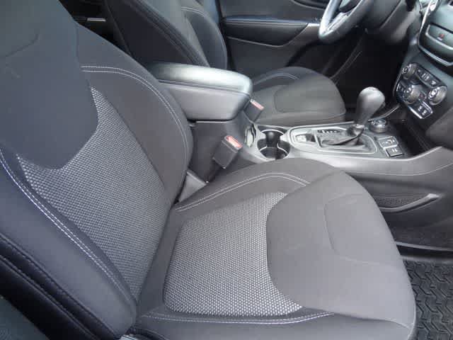 Used 2019 Jeep Cherokee Latitude w/ Popular Appearance Group AWD/4WD image 18