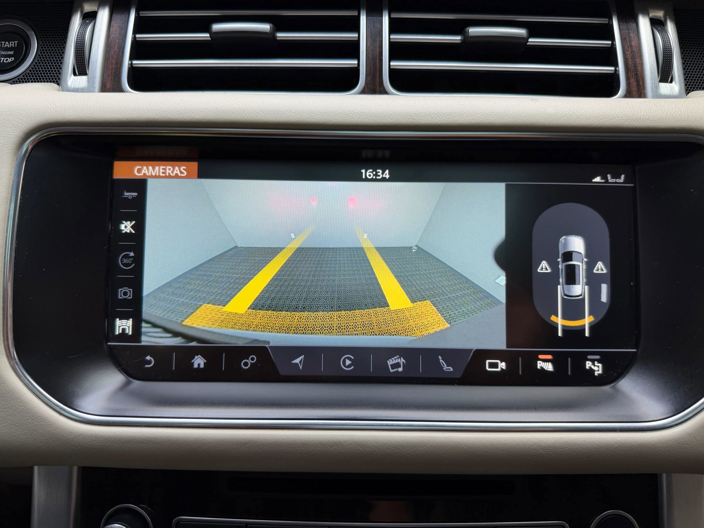 Used 2017 Land Rover Range Rover HSE image 42