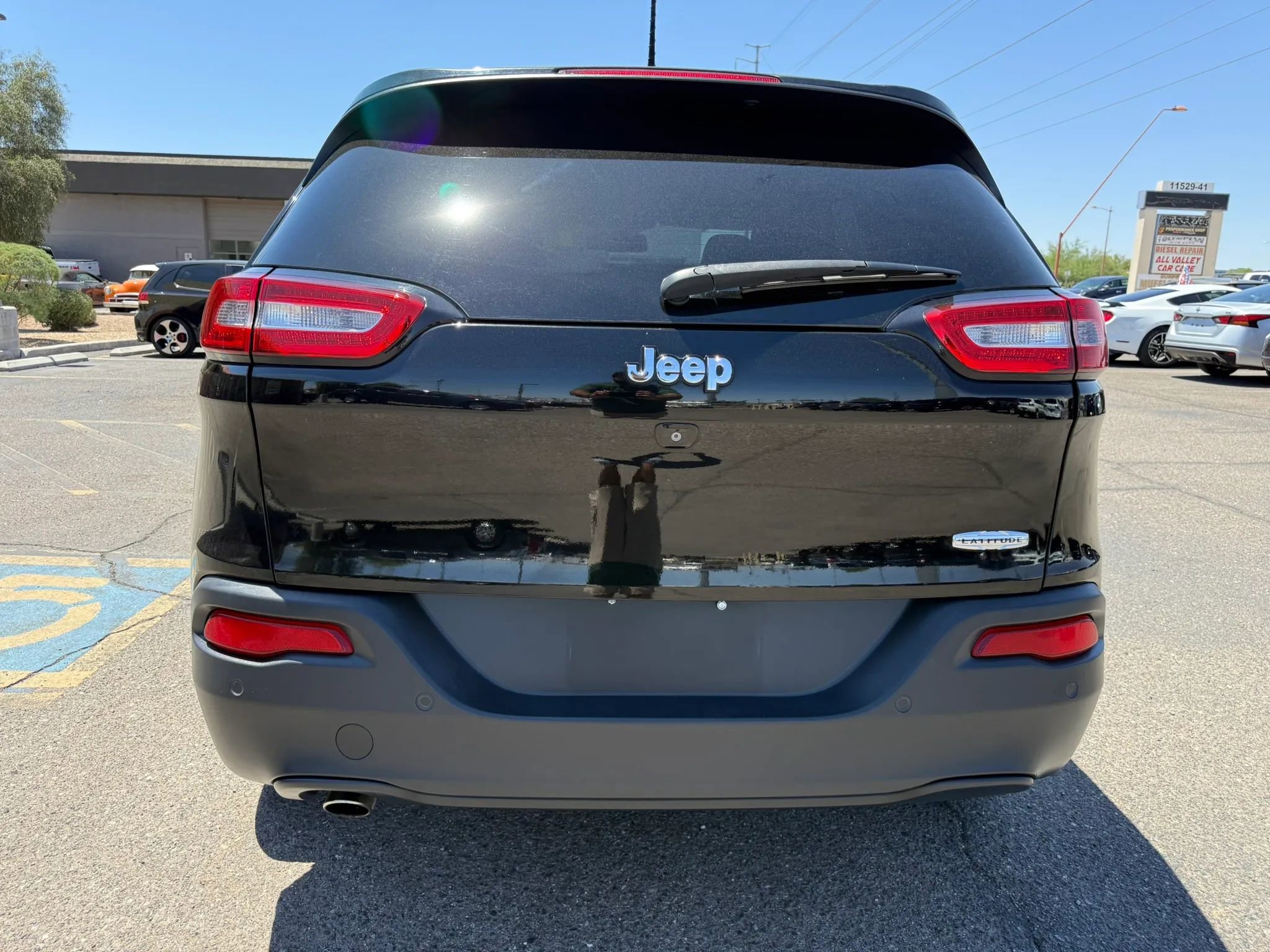 Used 2017 Jeep Cherokee Latitude w/ Safety/Convenience Group FWD image 9
