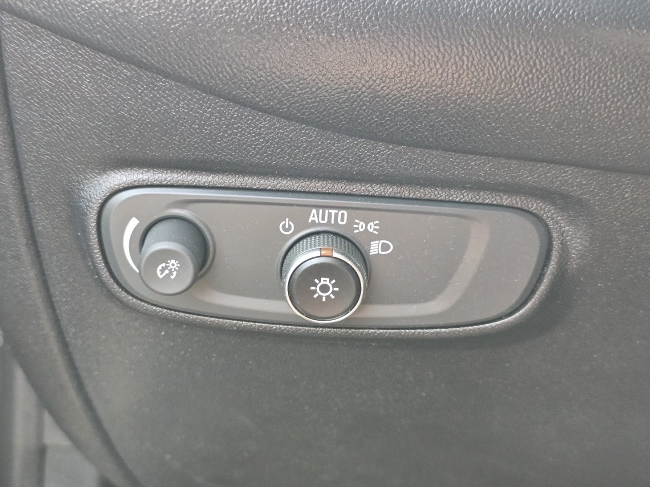 Used 2019 Chevrolet Equinox LT FWD image 24