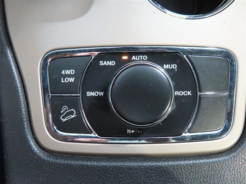 Used 2015 Jeep Grand Cherokee Limited w/ Luxury Group II image 32