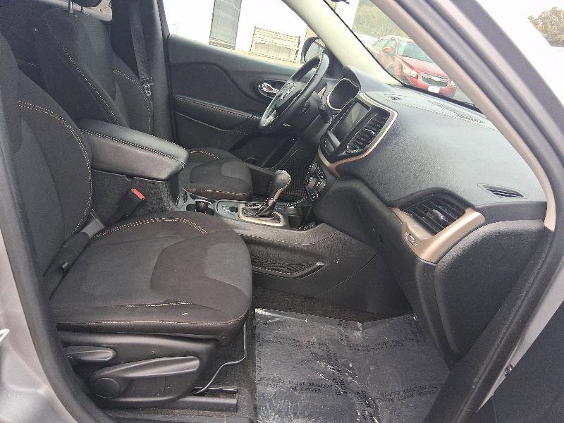 Used 2015 Jeep Cherokee Latitude w/ Cold Weather Group image 28