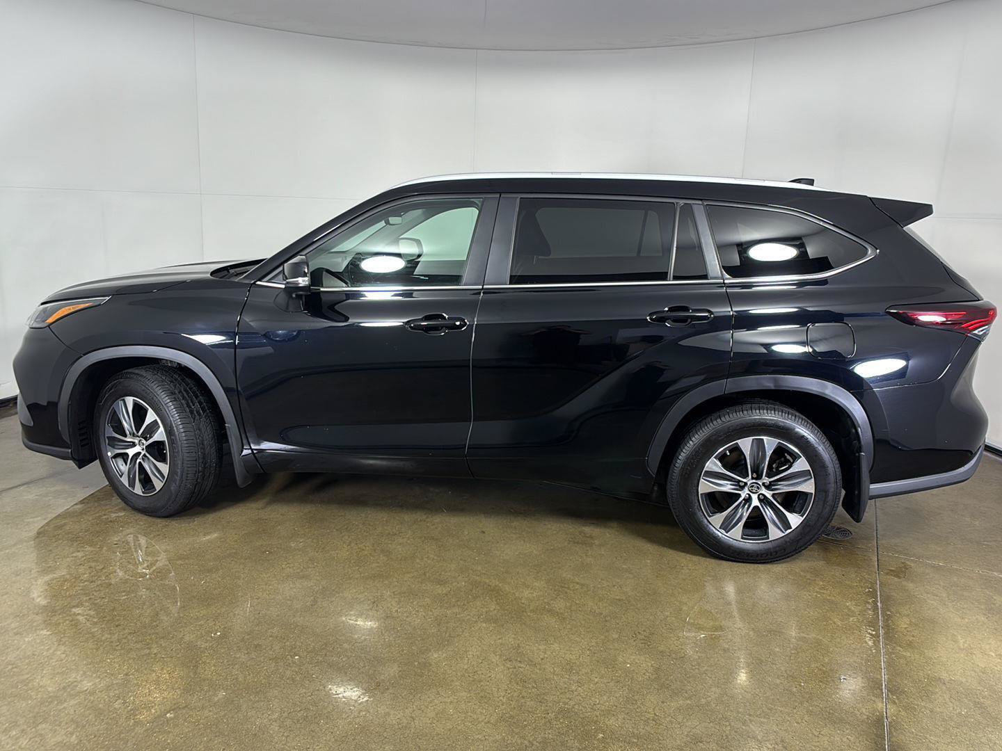 Used 2024 Toyota Highlander XLE AWD/4WD image 14