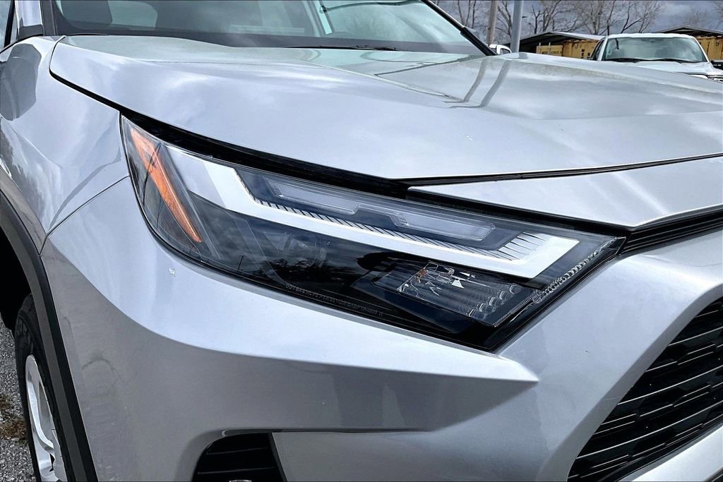 Used 2025 Toyota RAV4 LE AWD/4WD image 40