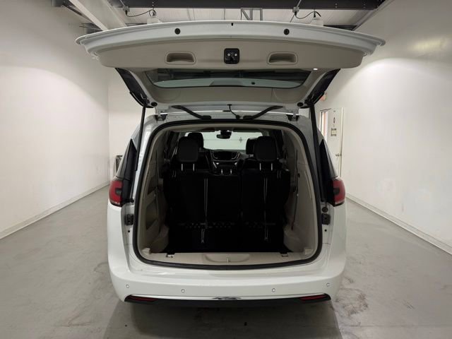 Used 2023 Chrysler Pacifica Touring-L image 8