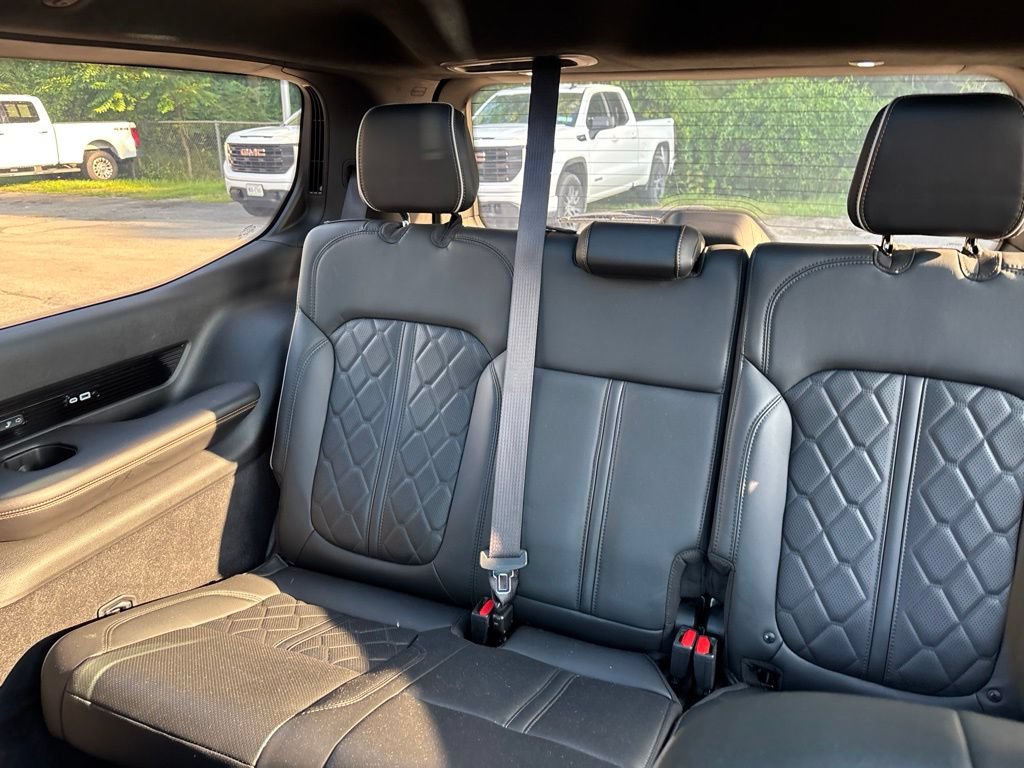 Used 2022 Jeep Grand Wagoneer Series III w/ Rear Seat Video Group 1 AWD/4WD image 18