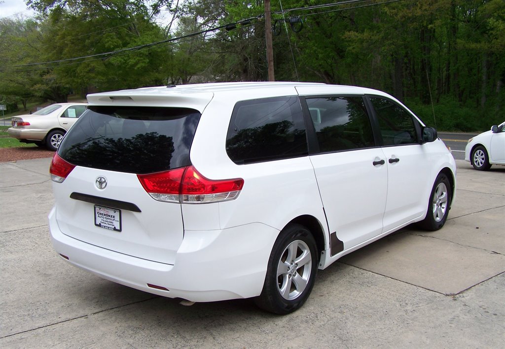 Used 2013 Toyota Sienna L FWD image 4