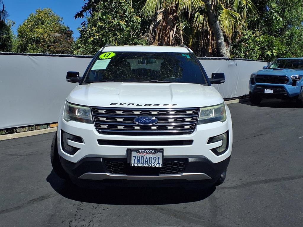 Used 2017 Ford Explorer XLT FWD image 2