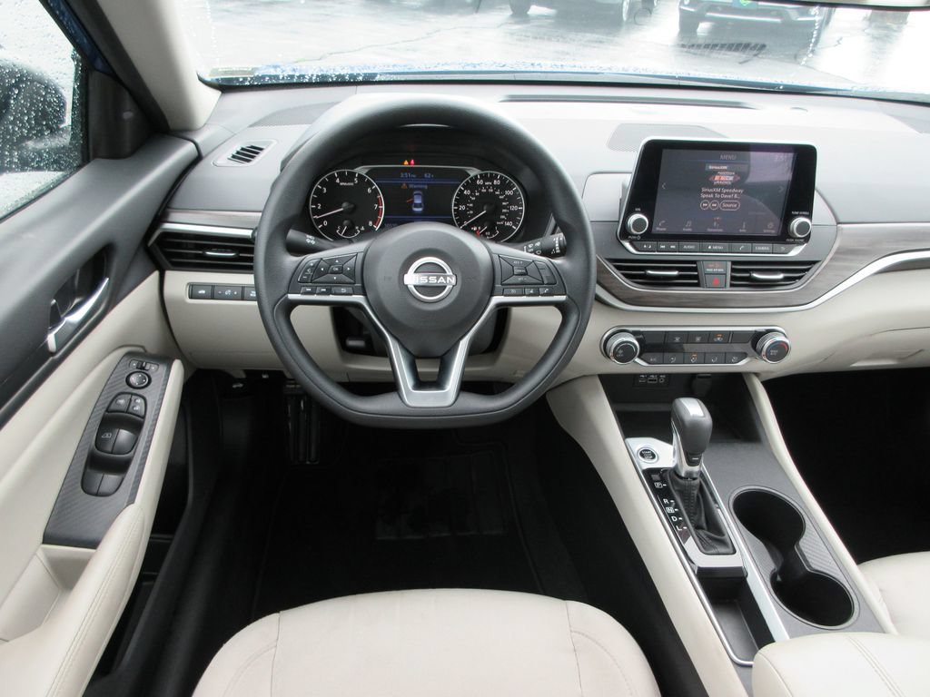 Used 2025 Nissan Altima 2.5 SV FWD image 12