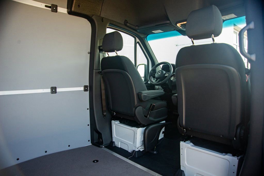 Used 2024 Mercedes-Benz Sprinter 2500 image 33