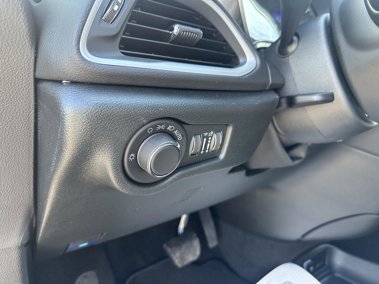 Used 2026 Chrysler Voyager LX image 21