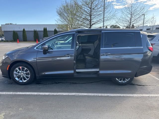 Used 2021 Chrysler Pacifica Touring-L w/ Premium & Safety Sphere Group image 2