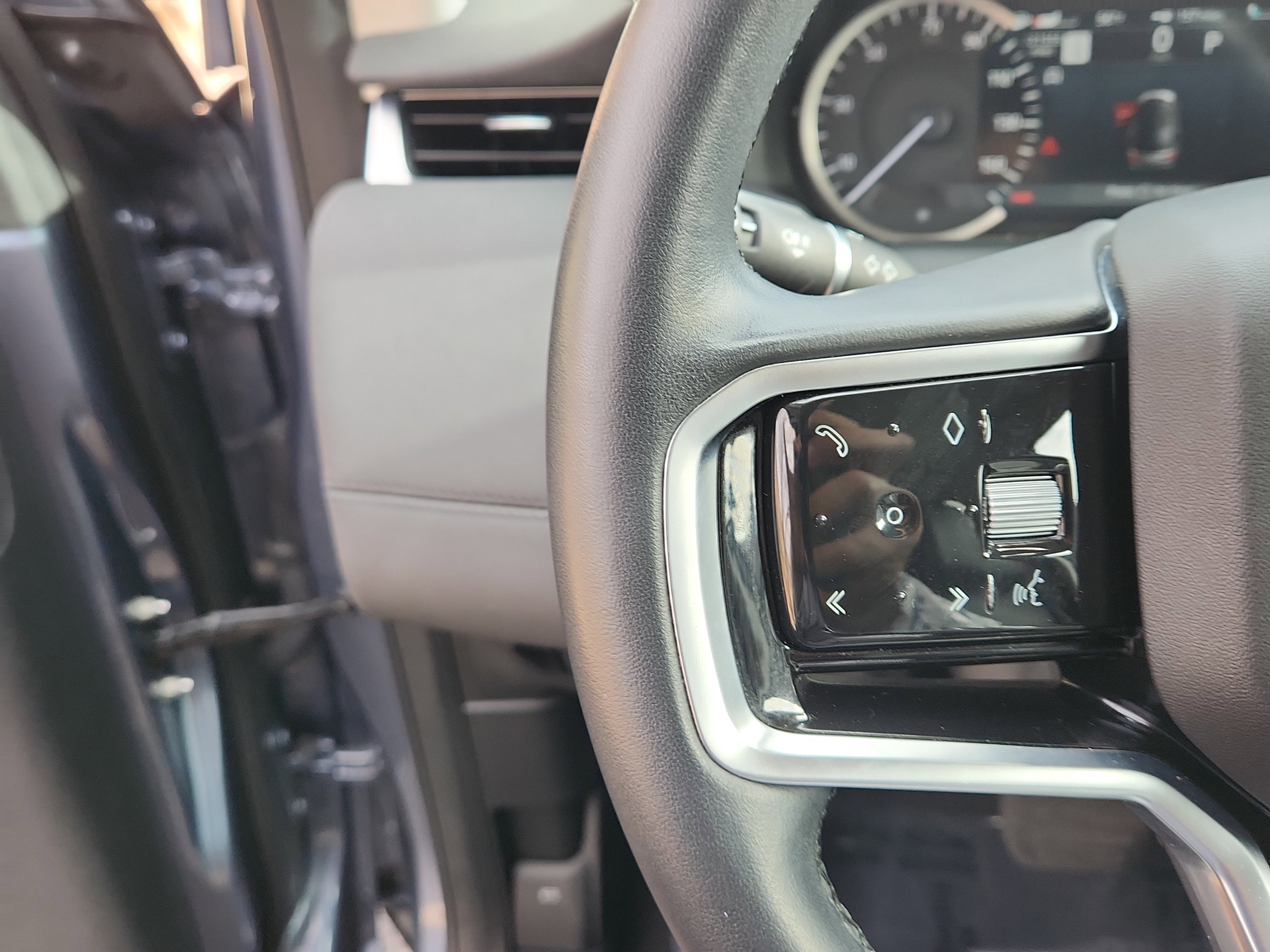 Used 2023 Land Rover Discovery Sport SE image 26