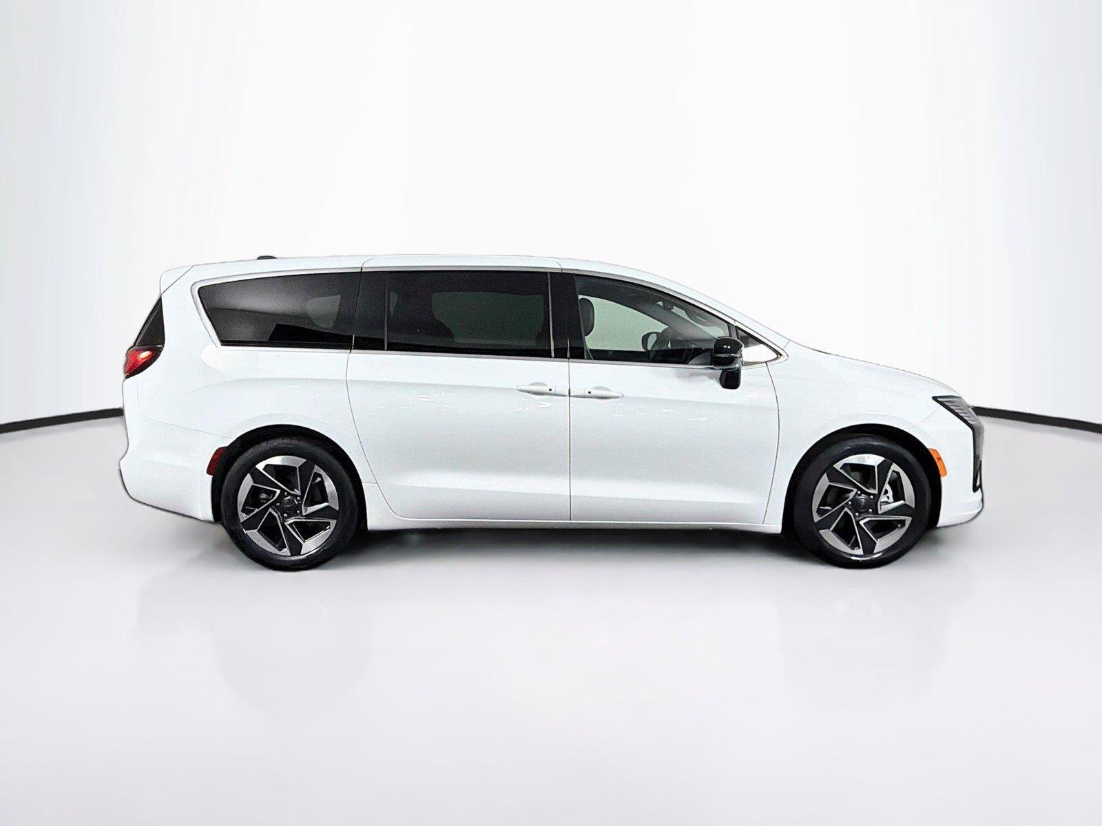 Used 2027 Chrysler Pacifica Limited FWD image 12