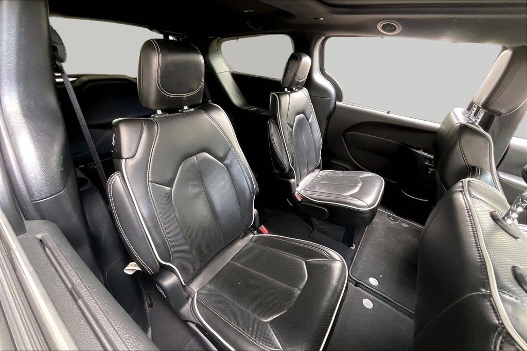 Used 2025 Chrysler Pacifica Limited FWD image 16