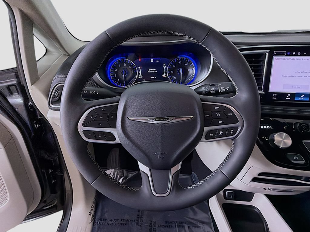 Used 2023 Chrysler Pacifica Touring-L AWD/4WD image 33