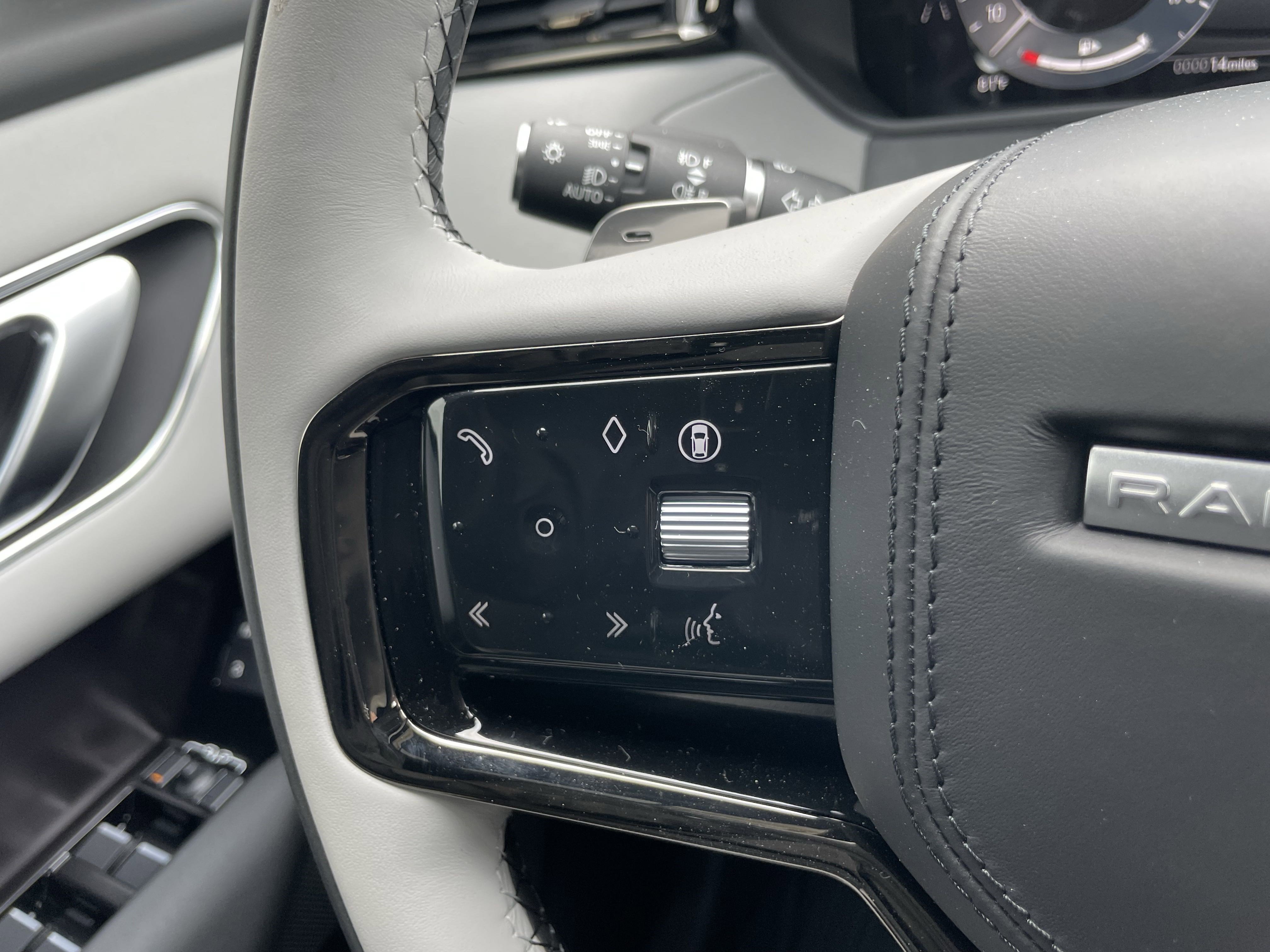 New 2026 Land Rover Range Rover Velar Dynamic SE image 23