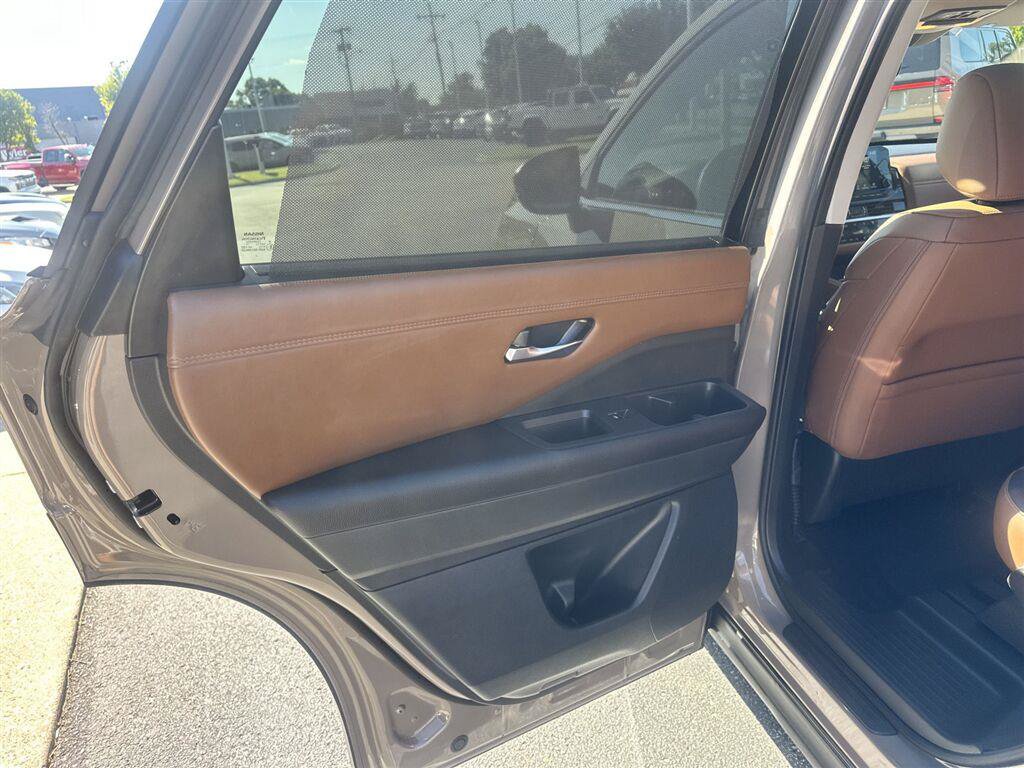 Used 2025 Nissan Pathfinder Platinum FWD image 26