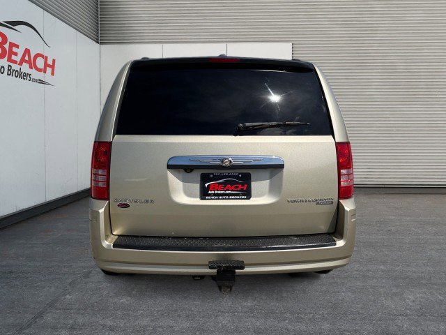 Used 2010 Chrysler Town & Country Touring w/ Entertainment Group #2 FWD image 16
