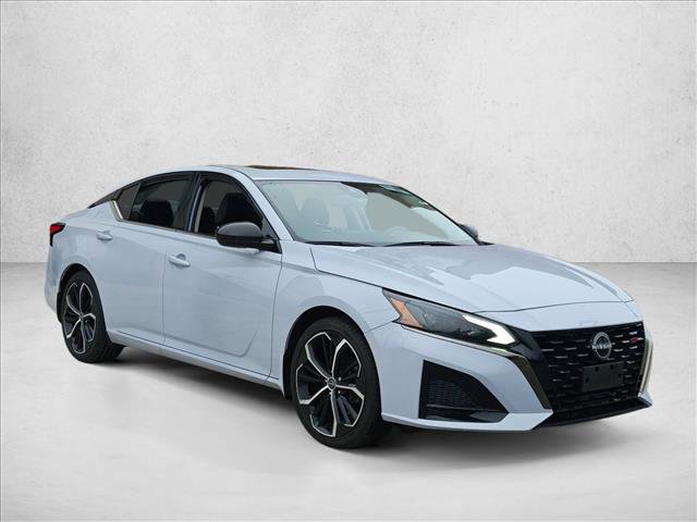 Used 2023 Nissan Altima 2.5 SR w/ SR Premium Package image 3