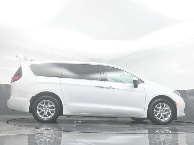 Used 2023 Chrysler Pacifica Touring-L FWD image 52