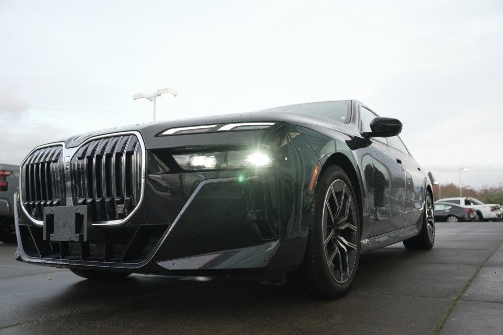 Used 2024 BMW 740i image 2