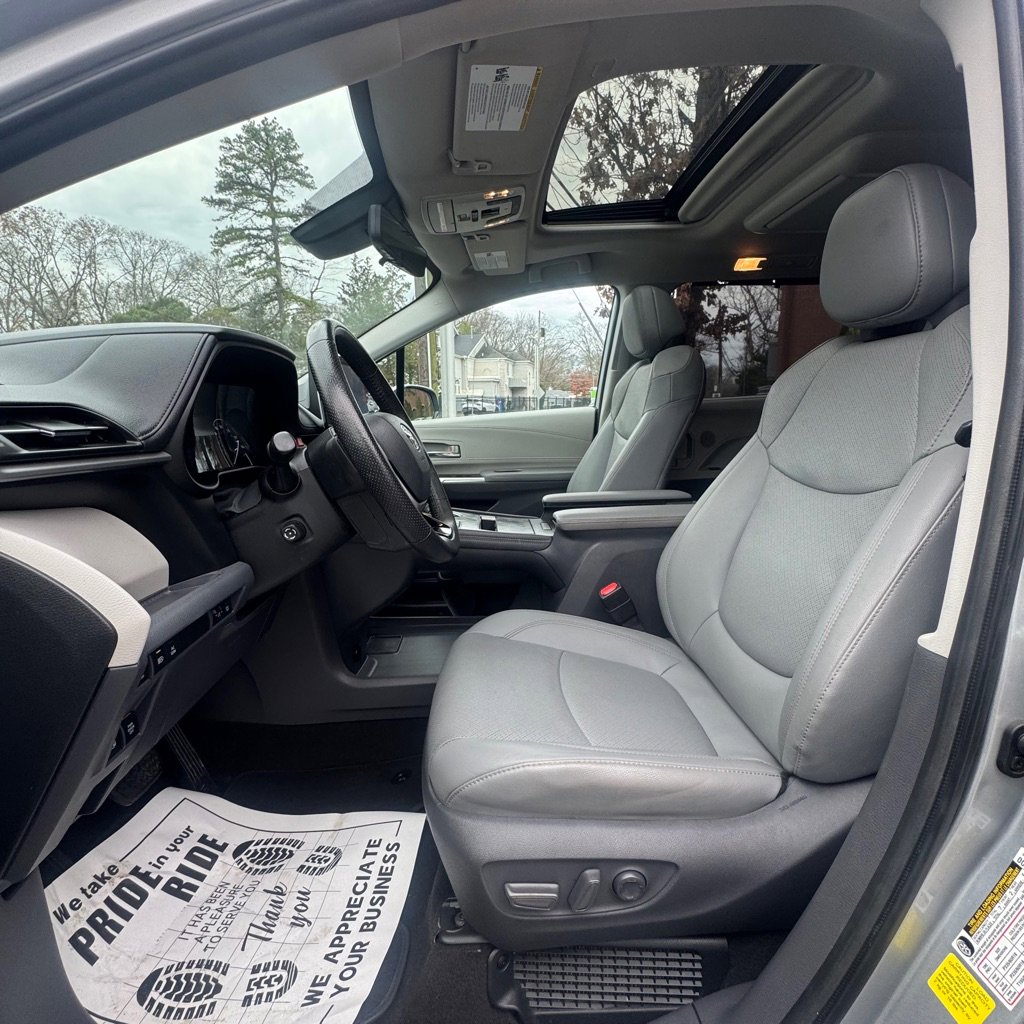 Used 2021 Toyota Sienna Limited image 31
