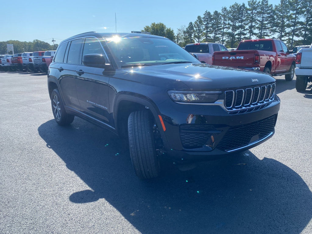 New 2027 Jeep Grand Cherokee Laredo X AWD/4WD image 3