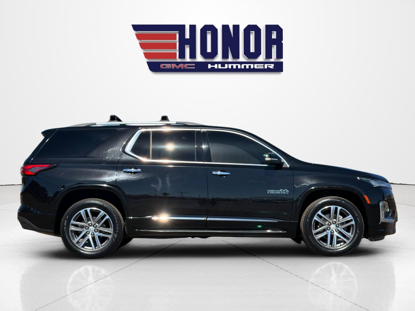 Used 2022 Chevrolet Traverse High Country w/ LPO, 'HIT The Road' Package FWD image 3