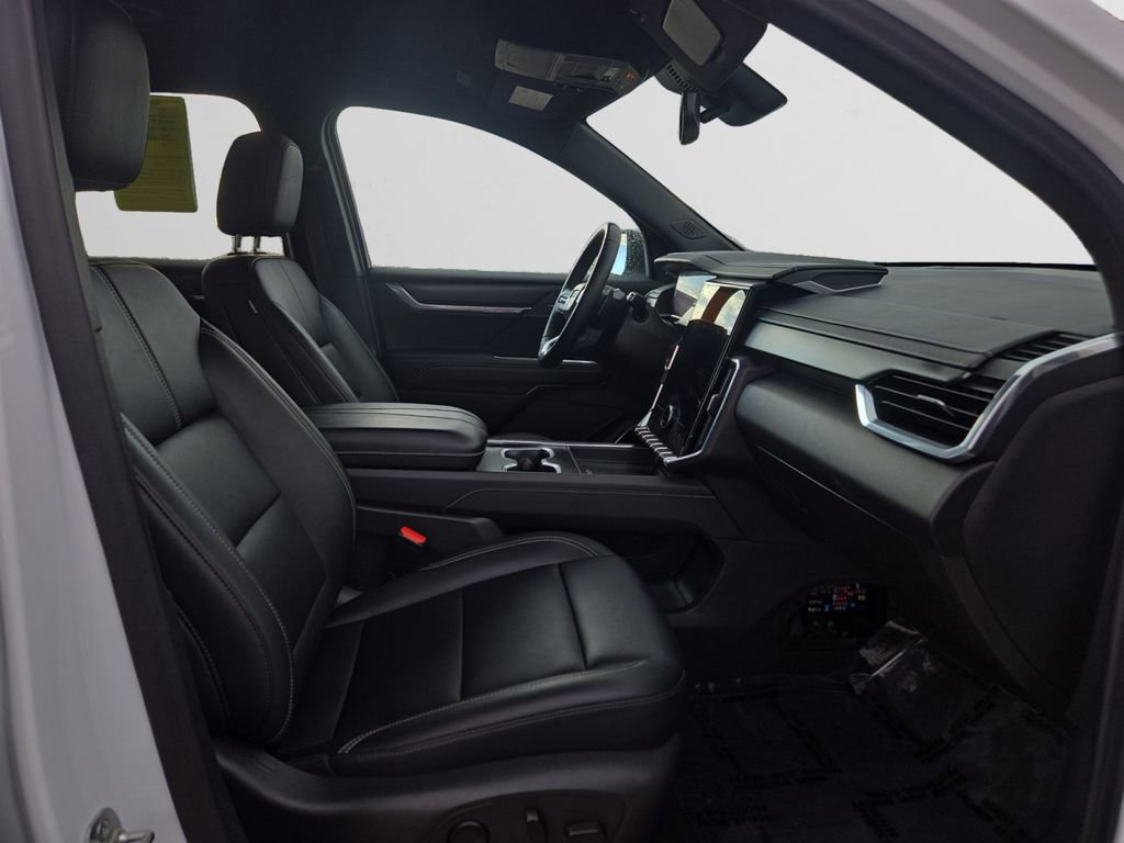 Used 2024 GMC Acadia Elevation image 16