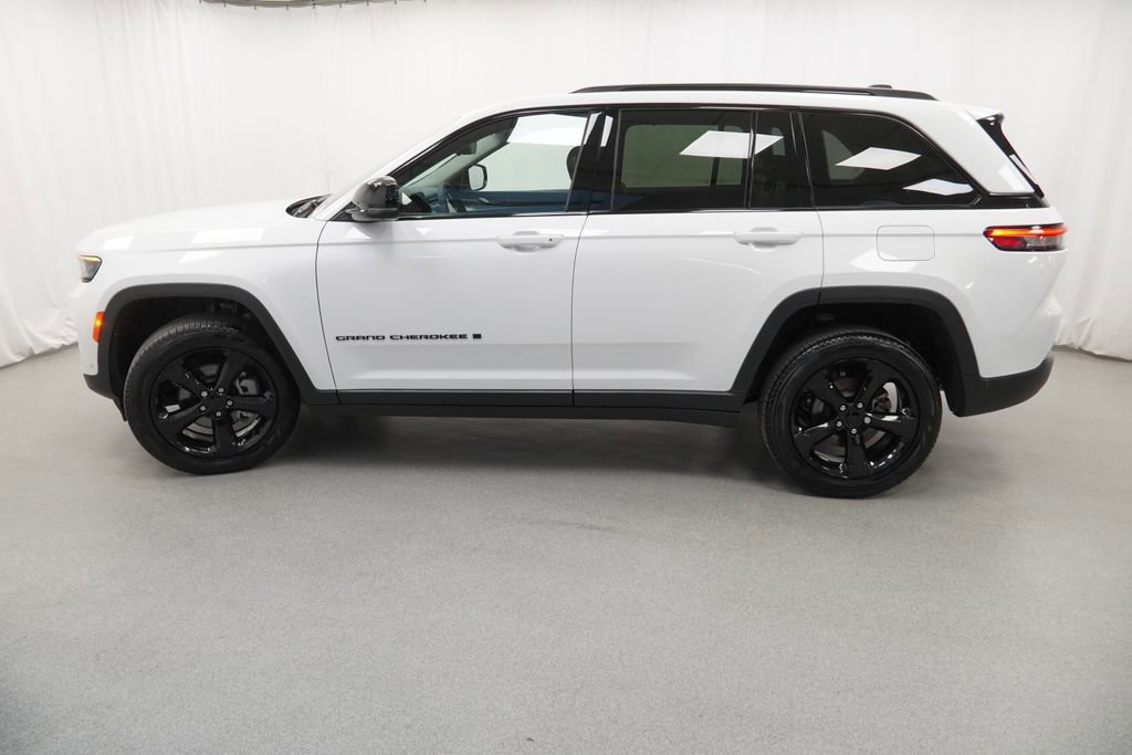 Certified 2023 Jeep Grand Cherokee Limited w/ Luxury Tech Group II AWD/4WD image 15