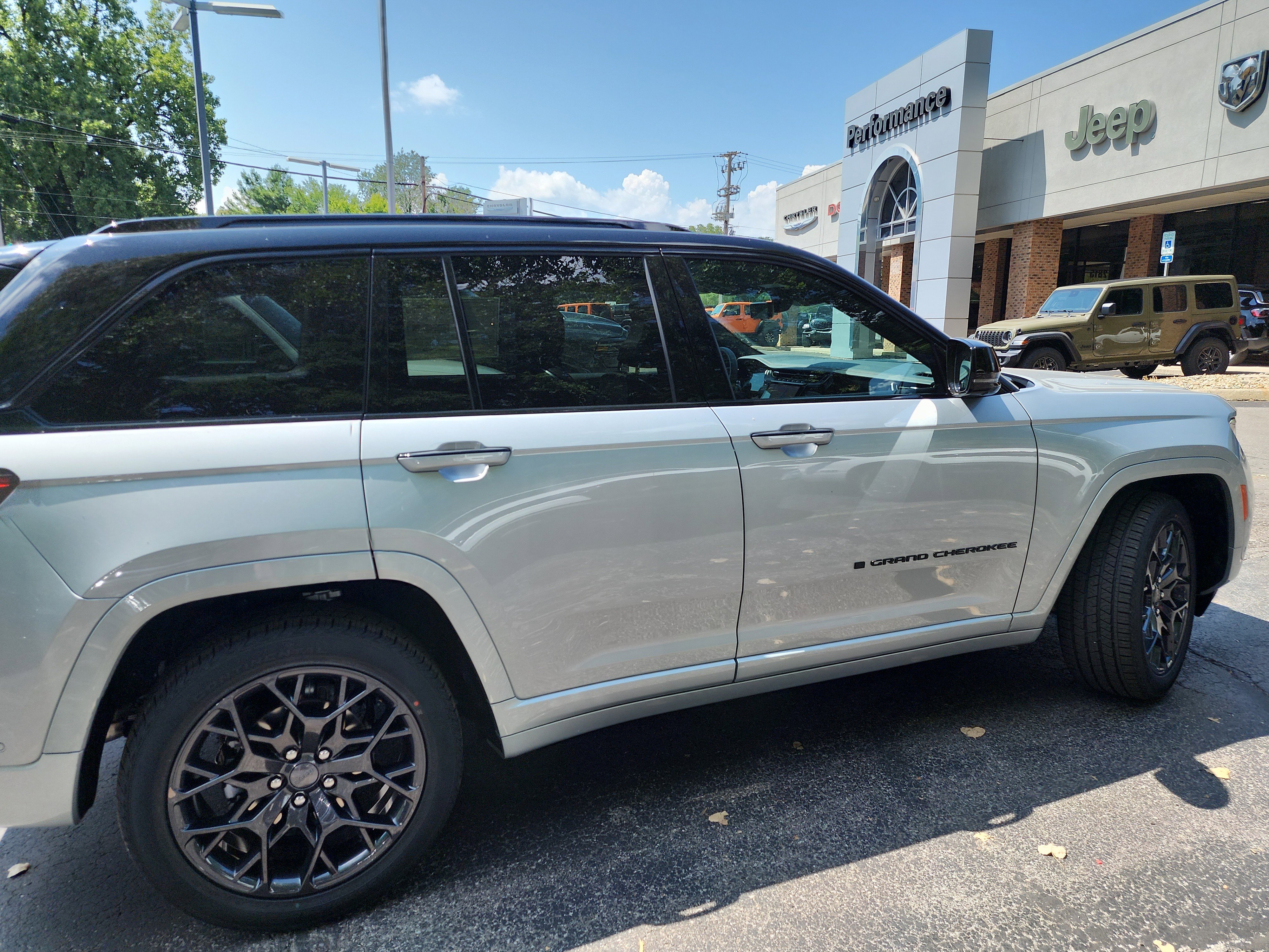 New 2025 Jeep Grand Cherokee Summit image 27