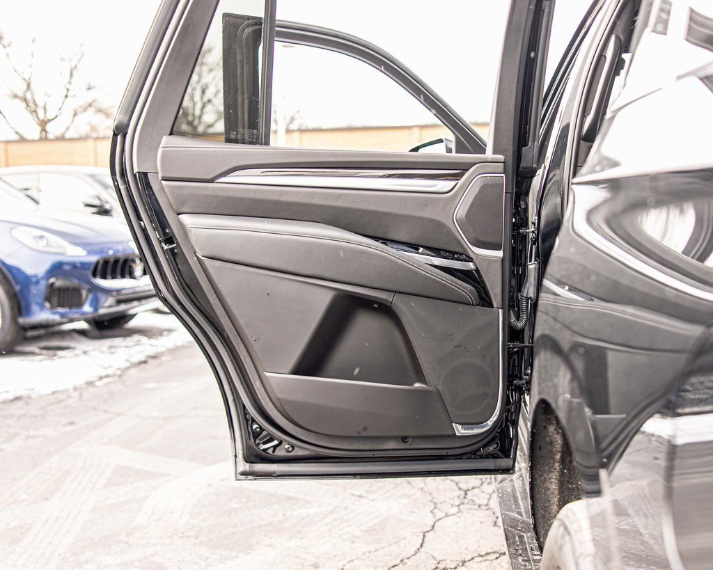 Used 2025 Cadillac Escalade Luxury image 36