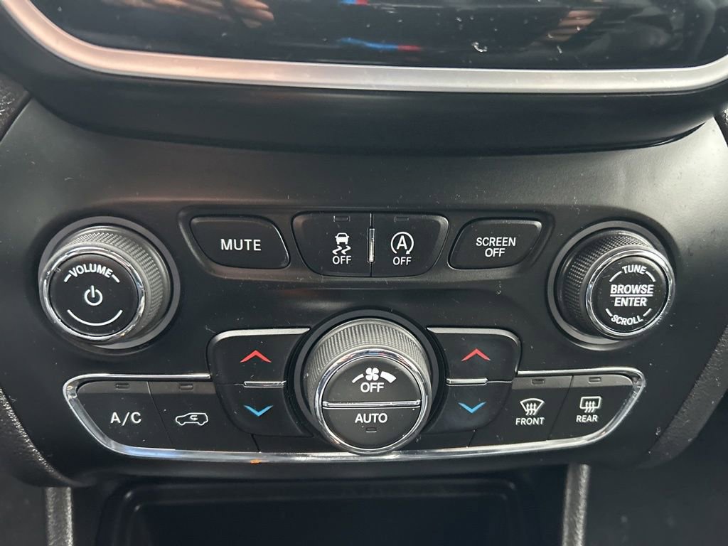 Used 2019 Jeep Cherokee Limited image 25