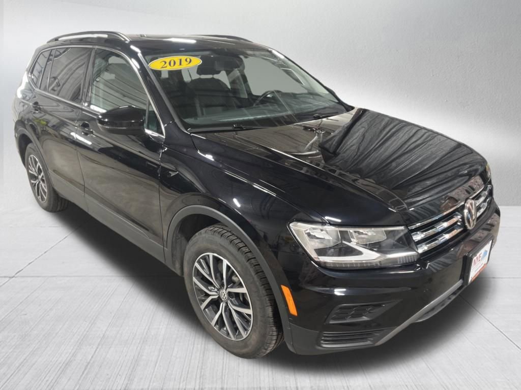 Used 2019 Volkswagen Tiguan SE w/ Panoramic Sunroof Package image 3