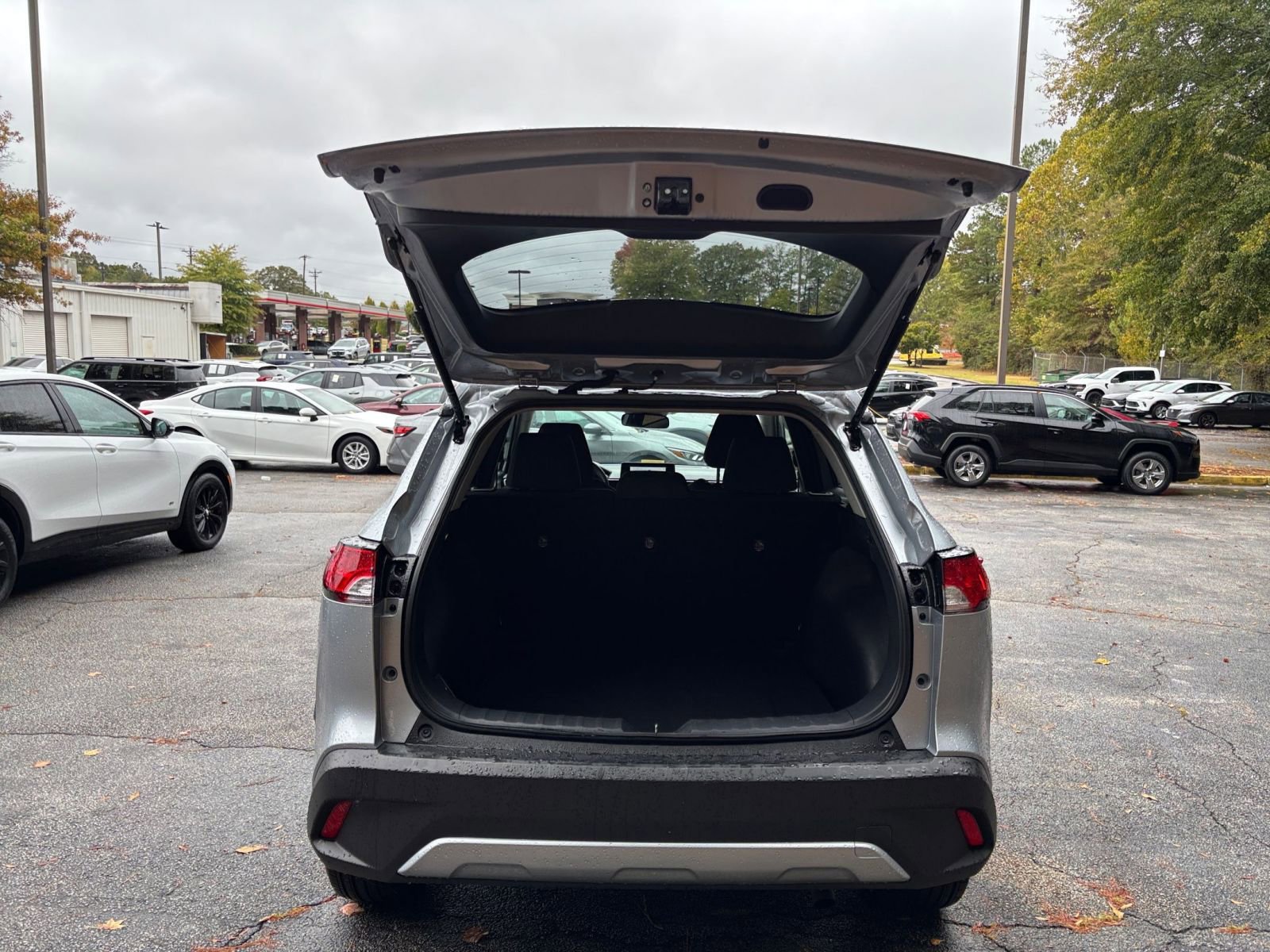 Used 2025 Toyota Corolla Cross LE image 31