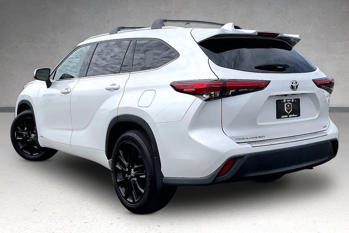 Used 2022 Toyota Highlander XLE AWD/4WD image 3