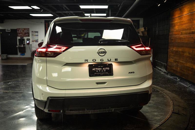Used 2024 Nissan Rogue S AWD/4WD image 6