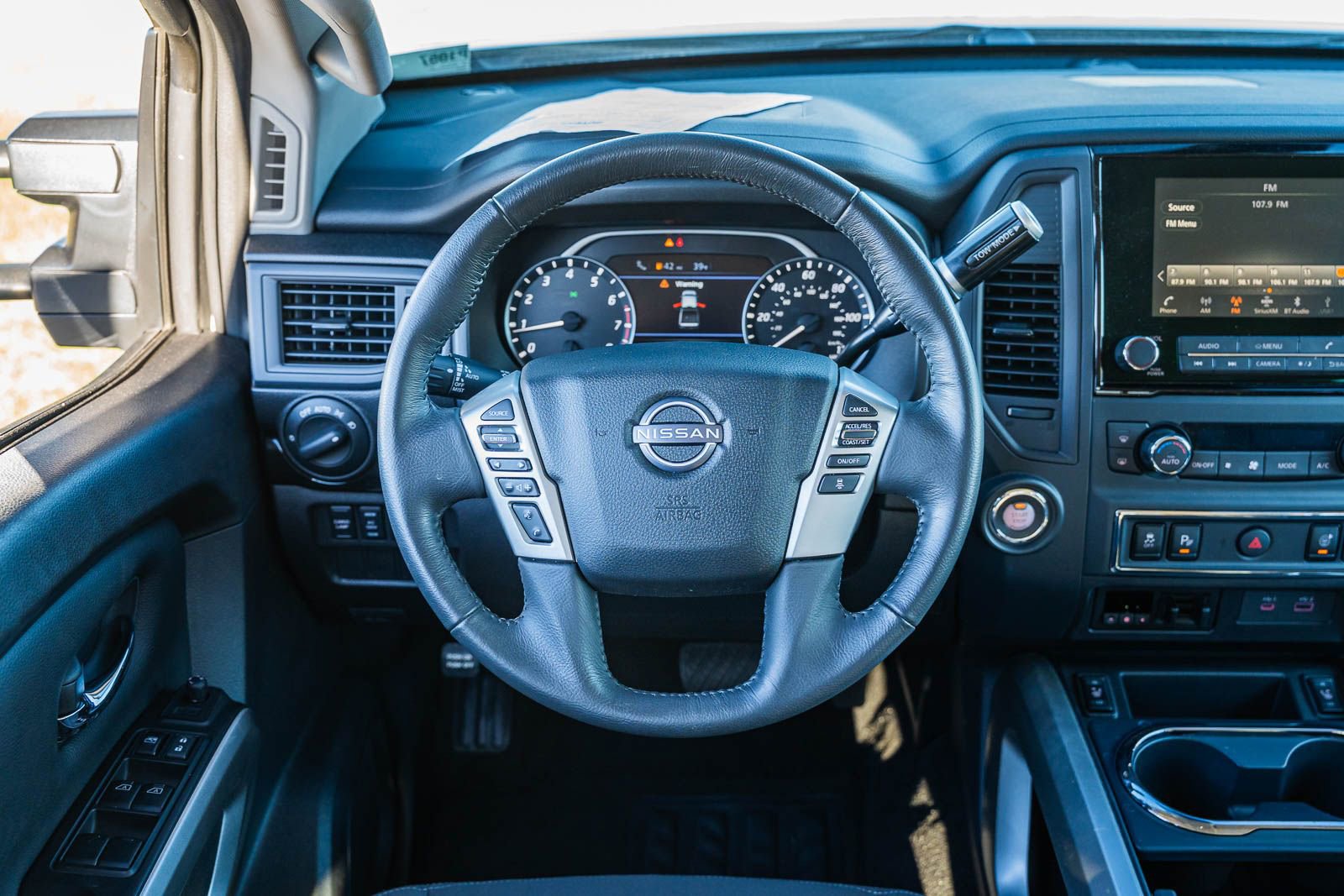 Used 2024 Nissan Titan SV w/ SV Convenience Package image 23