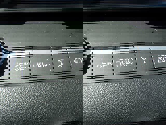 Used 2025 Hyundai Elantra SEL image 21