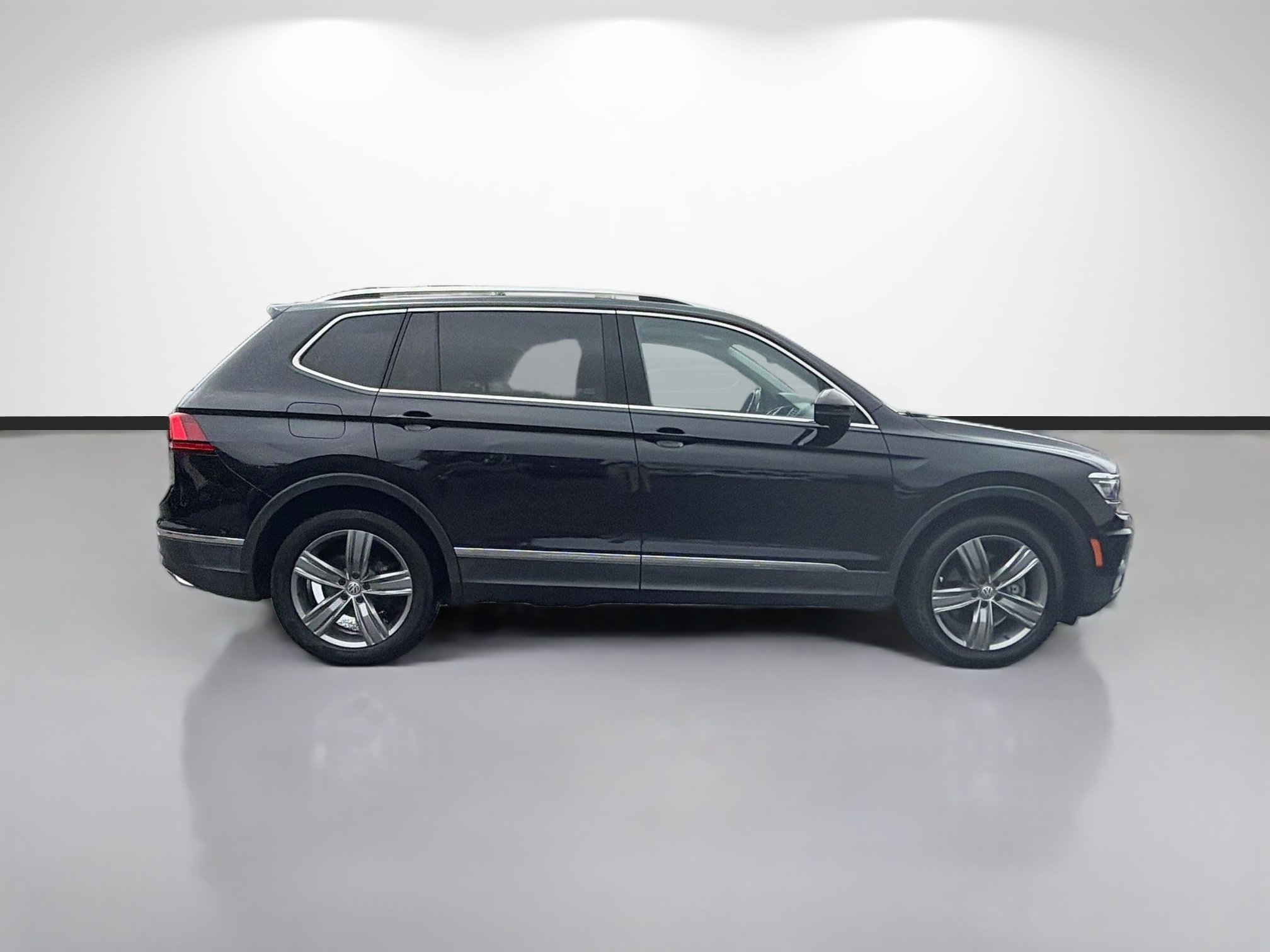 Used 2019 Volkswagen Tiguan SEL Premium w/ 3rd Row Seat Package AWD/4WD image 2