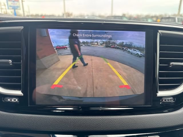 Used 2025 Chrysler Pacifica Select image 19