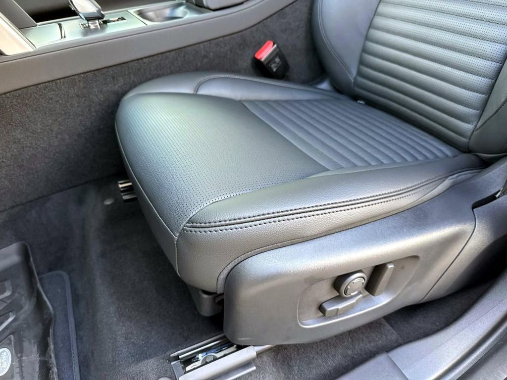 Used 2025 Land Rover Discovery Sport S image 19