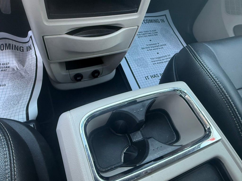 Used 2016 Chrysler Town & Country Touring w/ Driver Convenience Group image 17