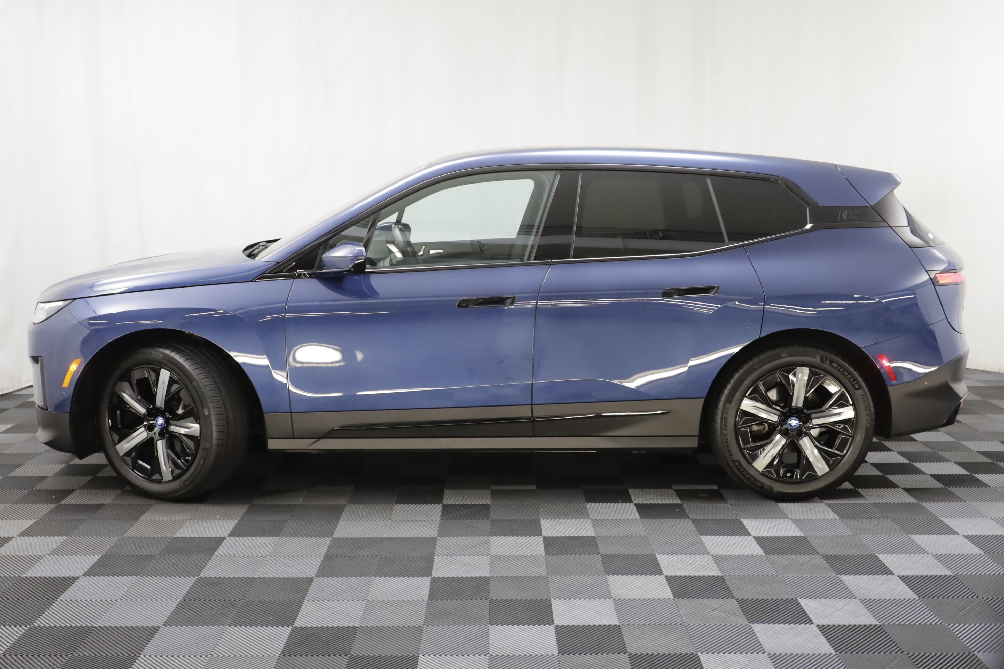 Used 2024 BMW iX xDrive50 w/ Premium Package AWD/4WD image 4