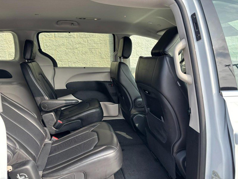 Used 2024 Chrysler Pacifica Touring-L FWD image 12